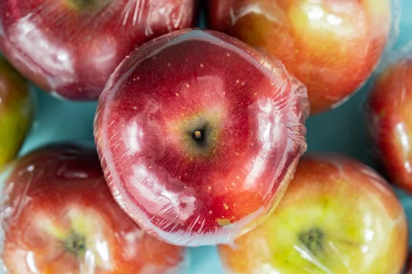 Excessive Plastic Use Concept Fresh Apples Kitchen Wrap Unreasonably Packaged — Stock Photo, Image