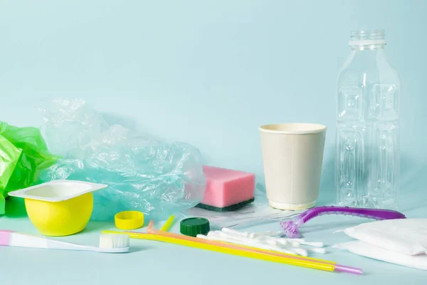 プラスチック廃棄物の概念 シングルが放り出されるすべての日 トップ ビュー オブジェクトを使用します プラスチック ボトル 衛生用品 プラスチック パッケージ ストックフォト