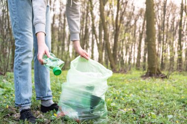 Plastik çöp ormanının temizlenmesi