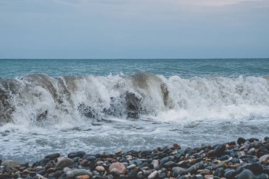 Kasvetli bir günde deniz kıyısında fırtınalı dalgalar.