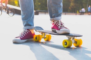 Bir patenci parkta plastik bir kaykay binici Bacakları. 