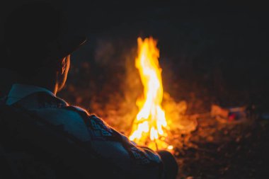Gece kamp ateşinin yanında sakin bir zaman, yumuşak bir odak.. 