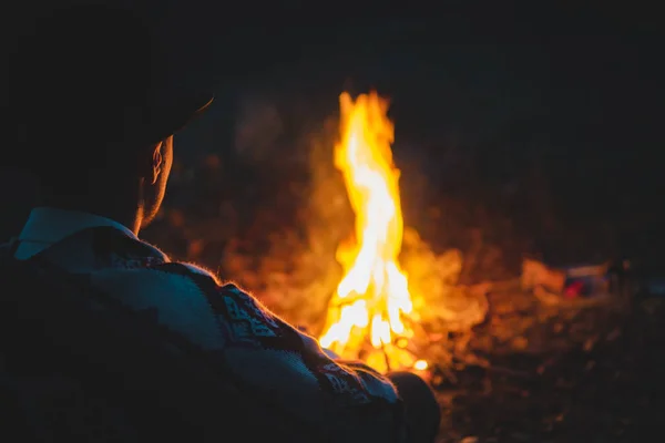 Quiet tranquil time in the night by the campfire,soft focus. — Stock Photo, Image