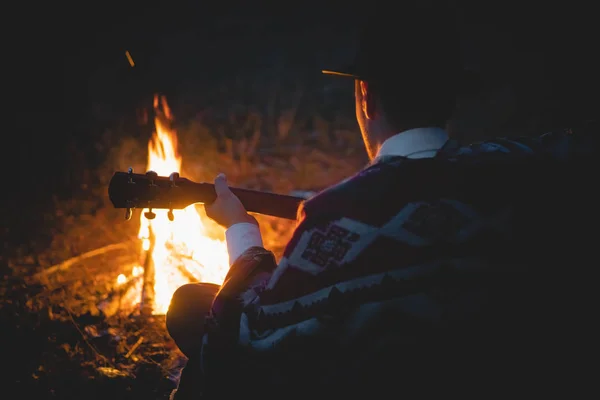 在篝火边宁静的夜晚，柔和的焦点. — 图库照片