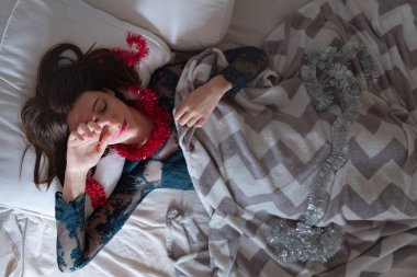 Büyük bir partiden sonra uyanmak.