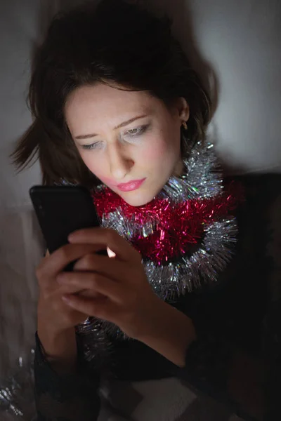 SMS, en utilisant un téléphone après une fête bruyante au lit — Photo