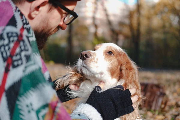 Porträtt av en ung man och cocker spaniel njuter av tiden tillsammans — Stockfoto