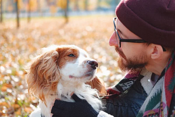 Porträtt av en ung man och cocker spaniel njuter av tiden tillsammans — Stockfoto