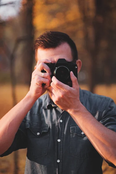 Man taking a photo with a vintage camera. — Stock Photo, Image