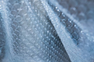 Plastik baloncuk ambalaj dokusu. Mavi baloncuk paketi arkaplanı, düşük tuşlu çekim