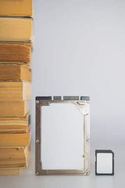 Kitap yığını, sabit disk sürücüsü ve hafıza kartı. Depolama verileri, sıkıştırılmış bilgiler, dijital karşıtlık analog kavramı