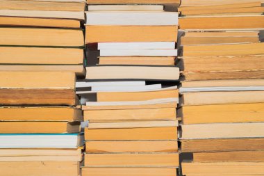 Tarafsız arkaplanda yığınla kitap var. Eğitim, kütüphane, geleneksel bilgi kavramı