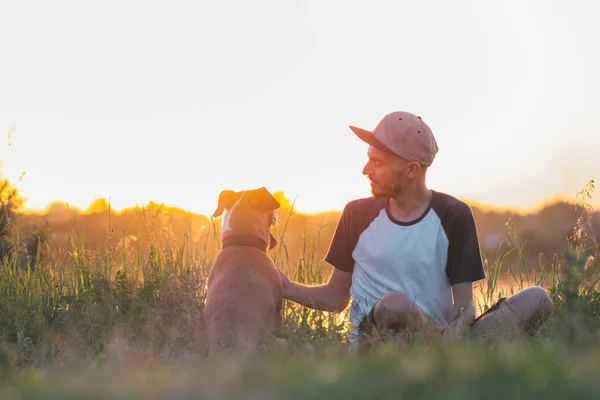 Människan Interagerar Med Sin Hund Solnedgången Sommarsäsongen Husdjur Och Mänsklig — Stockfoto