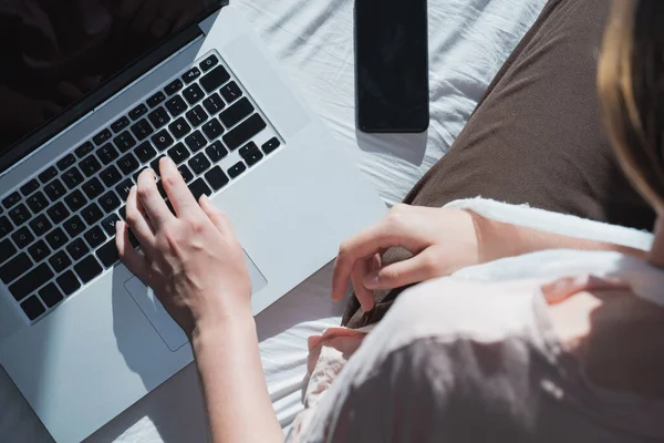 Une Femme Avec Bras Blessé Est Assise Dans Son Lit — Photo