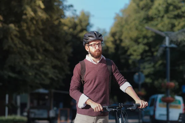 Retrato Viajante Sexo Masculino Usando Capacete Bicicleta Uma Cidade Ciclismo — Fotografia de Stock