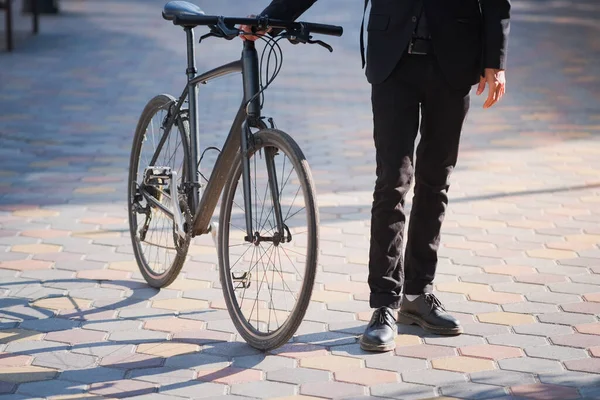Чоловік Костюмі Тримає Велосипед Велосипед Навколо Міста Збирається Працювати Велосипеді — стокове фото