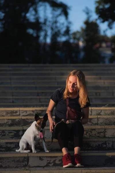 Wanita Duduk Samping Anjingnya Sinar Matahari Alami Pemandangan Kota Gaya — Stok Foto