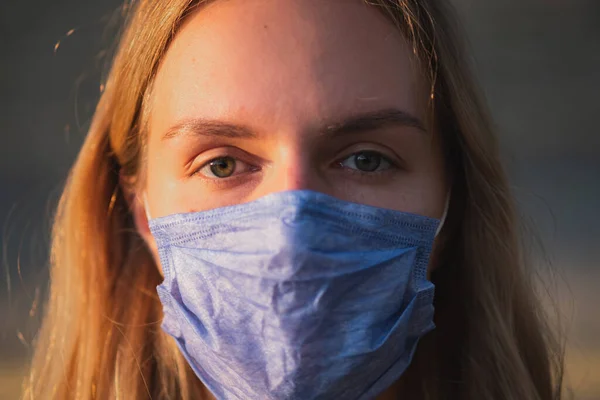 Close Portret Van Een Vrouw Met Een Masker Buiten Volksgezondheid — Stockfoto