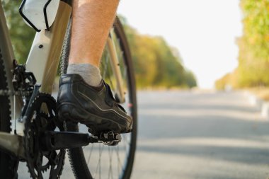 Kolunda klipsiz pedallar olan bisiklet ayakkabıları, uzay görünümünü kopyala. Bisiklet performansı, aktif yaşam tarzı, bisiklet eğitimi konsepti