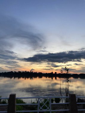 Akşamları gölün üzerinde gün batımı