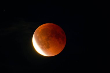 Ay tutulmasının 7 Eylül 2025 'teki yakın görüntüsü, Danimarka' nın Kollund şehrinden 1200 mm odak uzaklığında çekilmiş, dramatik ay ışığını ve gölgesini gözler önüne seriyor..