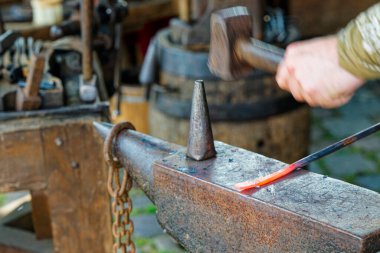 Güçlü bir el, düz bir örs yüzüne kızgın çeliği vurur. Çekiç halkalar, ölçek titreşir ve her temiz darbeyle parlak iş şekillenmeye başlar. Düzenli ritim, dikkatli şekillenmeye rehberlik eder..