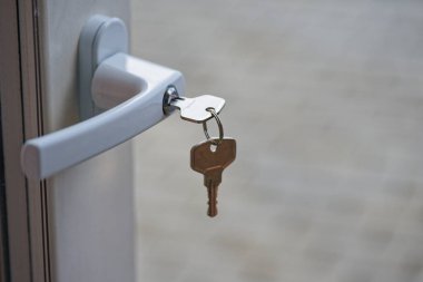 Bir çocuk, akü teli ışıkları yakınlarındayken oyun evinden bir adım uzanıyor. Küçük stüdyo, küçük bir özel dünyayı hazırlamak ve düzenlemek için meşgul ellere işaret eder..