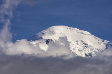 Mont Blanc bulutların arasında. Alpler.