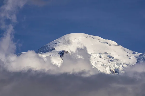 Mont Blanc entre las nubes. Alpes . — Foto de Stock