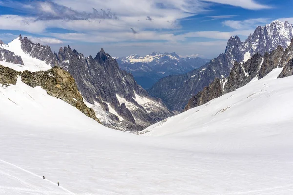 Vista de alp en junio desde la zona de Punta Helbronner cumbre . —  Fotos de Stock