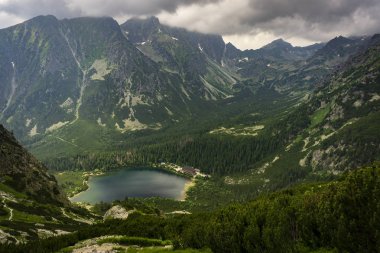 Slovakya. Yüksek Tatras. Popradske Pleso dağ Gölü ve tepeler çevreleyen.