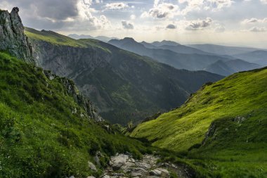 Çarpıcı yaz dağ manzarası. Batı Tatras. Polonya.
