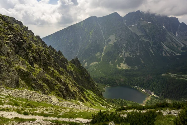 Slovakya. Yüksek Tatras. Popradske Pleso dağ Gölü ve tepeler çevreleyen.
