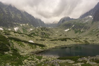 Batizovske Pleso ve çevresindeki tepeler. Yüksek Tatra Dağları. Slovakya.