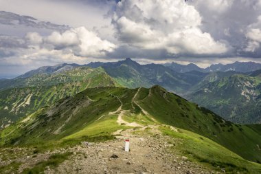 Güzel sahne büyük dağ doruklarına. Tatra Dağları.