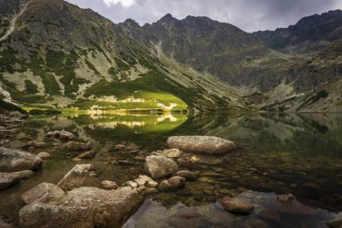 Siyah su birikintisi Gasienicowy güzel temiz dağ gölü. Tatra Dağları. Polonya.