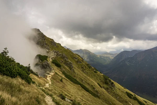 Güzel sahne dağ Trail. Tatra Dağları.