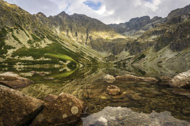 Siyah su birikintisi Gasienicowy güzel temiz dağ gölü. Tatra Dağları. Polonya.
