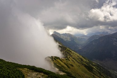 Cephedeki inanılmaz dağ iz. Tatra Dağları.