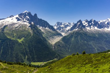 Mont Blanc massif Haziran ayında dağ doruklarına.