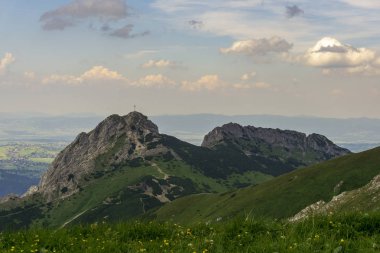 Giewont, Zakopane 'nin arka planında zirveye çıktı. Tatra Dağları. Polonya.