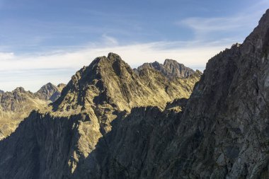 Slovakya Yüksek Tatras doruklarına kayalık peyzaj.