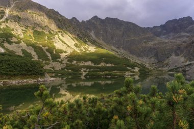 Polonya Tatra Dağları. Eylül ayında siyah su birikintisi Gasienicowy.