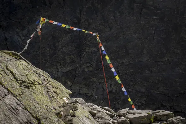 Banderas Coloridas Oración Sobre Fondo Rocas — Foto de Stock