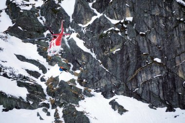 Mala Studena dolina Vysoke Tatry/Slovakya - 15 Şubat 2019: dağ kurtarma helikopteri Slovakya yüksek Tatras (Vysoke Tatry) içinde