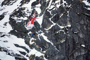 Mala Studena dolina Vysoke Tatry/Slovakya - 15 Şubat 2019: dağ kurtarma helikopteri Slovakya yüksek Tatras (Vysoke Tatry) içinde