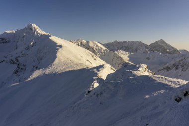 Güneşli bir günde Tatra Dağları'nın büyük karla kaplı tepeler.