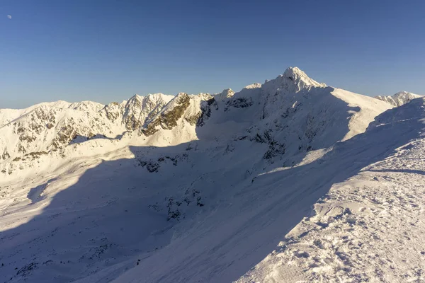 Güneşli bir günde Tatra Dağları'nın büyük karla kaplı tepeler. — Stok fotoğraf