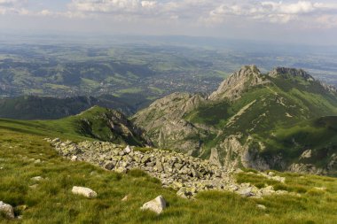 Arka planda Zakopane Giewont tepe. Tatra Dağları. Pol