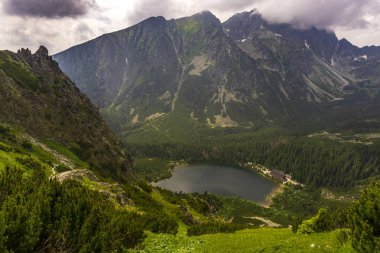 Slovakya. Yüksek Tatras. Popradske Pleso dağ Gölü ve surroun
